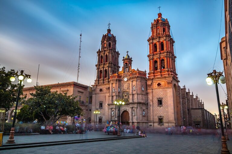 1200px-Catedral_SLP_cielo